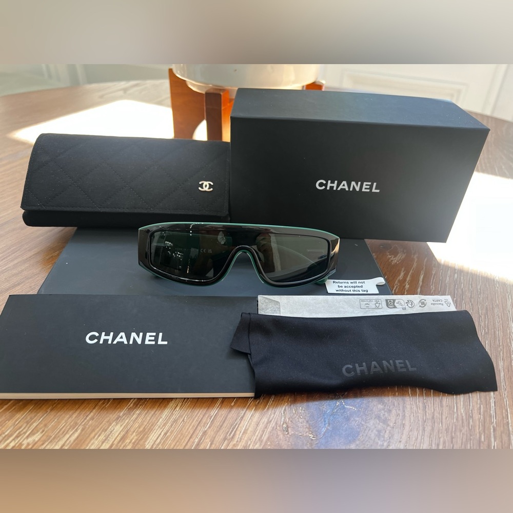 Chanel SHIELD Sunglasses 2024 Collection Black & Green. Made in Italy. Pre owned